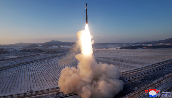 북한이 2023년 12월 18일 고체연료 기반 대륙간탄도슬롯사이트(ICBM) '화성-18'형을 발사하고 있다.(사진=조선의 오늘)
