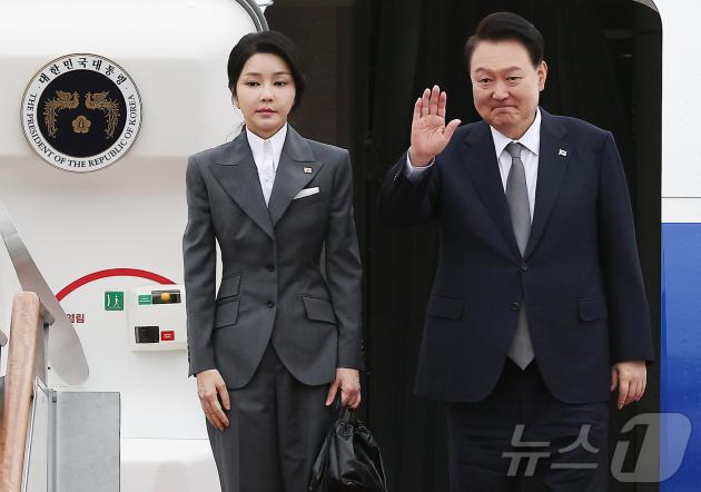 윤석열 대통령과 김건희 여사가 6일 오전 경기 성남 서울공항에서 필리핀과 싱가포르 국빈 방문과 라오스에서 열리는 한·바카라 토토(ASEAN·동남아시아국가연합) 정상회의 참석차 출국하기 위해 공군 1호기에 올라 인사하고 있다. 윤 대통령은 이번 순방을 계기로 한-바카라 토토(ASEAN·동남아시아국가연합) 간 투자분야를 비롯한 경제협력을 한층 확대하고, 바카라 토토 정상회의에서 바카라 토토 국가들과 포괄적 전략동반자 관계를 수립할 계획이다. 2024.10.6/뉴스1 ⓒ News1 김진환 기자