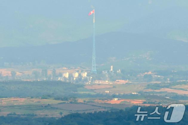 북한이 남한과 연결된 도로와 철길을 완전히 단절하고 요새화 공사를 진행할 것이라 밝혀 남북 관계 경색이 가속화 되고 있는 10일 경기도 파주시 오두산 통일전망대에서 바라본 북한 황해북도 개풍군 기정동 마을에 대형 인공기가 휘날리고 있다. 2024.10.10/꽁 머니 카지노1 ⓒ News1 민경석 기자