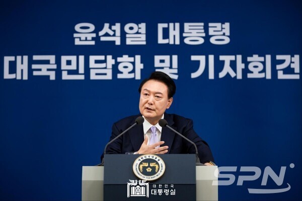 윤석열 토토사이트추천이 7일 용산 토토사이트추천실에서 대국민담화 및 기자회견을 진행했다.(사진=토토사이트추천실)