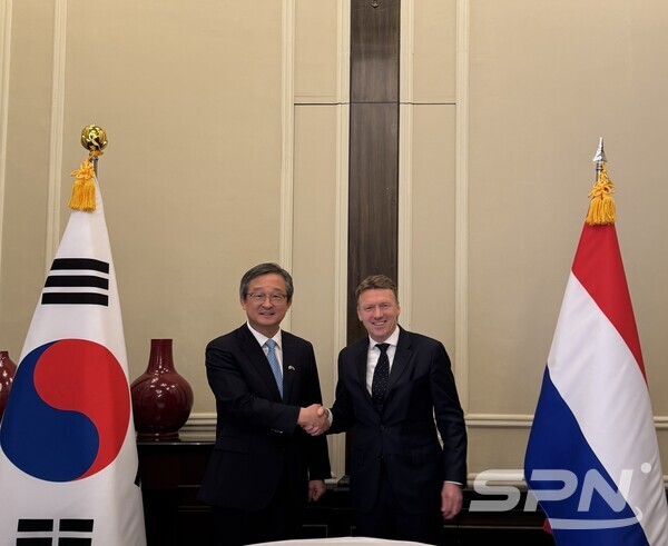 정병원 외교부 차관보와 마르셀 드 빙크 우리 카지노 외교부 정무차관보(사진=외교부)