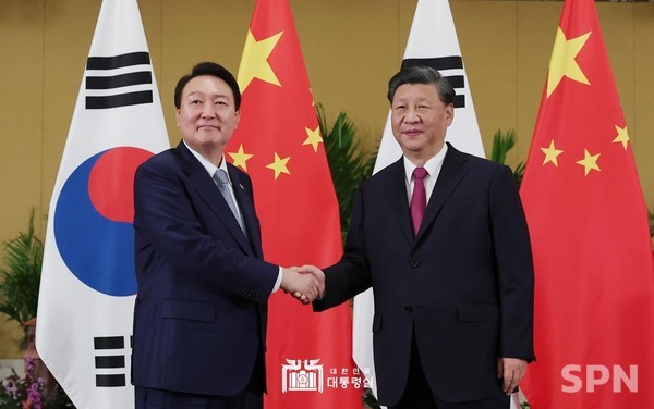 한중 카지노 입플에 앞서 악수를 나누는 윤석열 대통령고 시진핑 중국 국가주석(사진=대통령실)