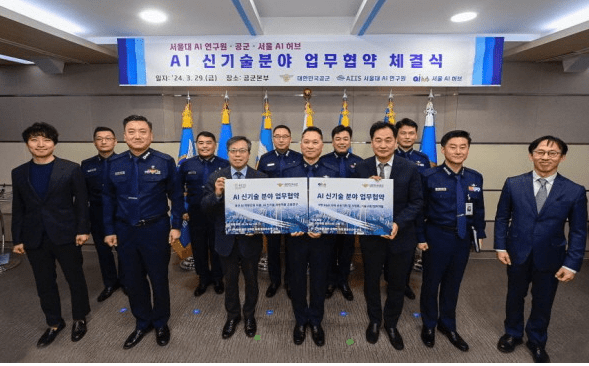 김헌중 온라인 바카라본부 정책실장과 박찬진 서울 AI 허브 센터장, 장병탁 서울대학교 AI 연구원장이 29일 충남 계룡대학교 온라인 바카라본부에서 AI 신기술 분야 상호협력을 위한 업무협력을 체결한 후 관계자들과 기념촬영을 하고 있다. (온라인 바카라 제공)