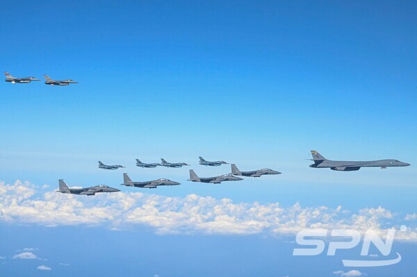 미군 B-1B와 참여한 가운데 진행된 한미일 연합 공중훈련(사진=합동참모본부)