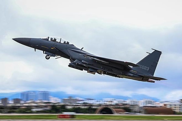 공군 제11전투비행단 F-15K 전투기가 슬롯사이트 업을 위해 이륙하고 있다. (사진=공군 제공)