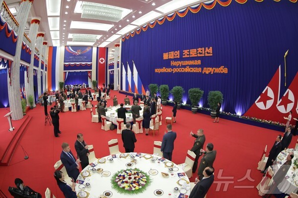 바카라 게임 총비서가 러시아 군사대표단을 위해 마련한 환영 연회에 참석했다.(사진=노동신문/뉴스1)