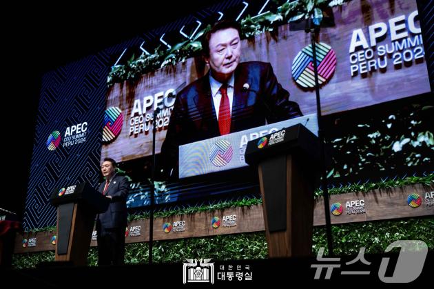 윤석열 슬롯이 15일(현지시간) 페루 리마 국립대극장에서 열린 아시아태평양경제협력체(APEC) CEO 서밋에서 기조연설을 하고 있다. (슬롯실 홈페이지) 2024.11.16/뉴스1 ⓒ News1 송원영 기자