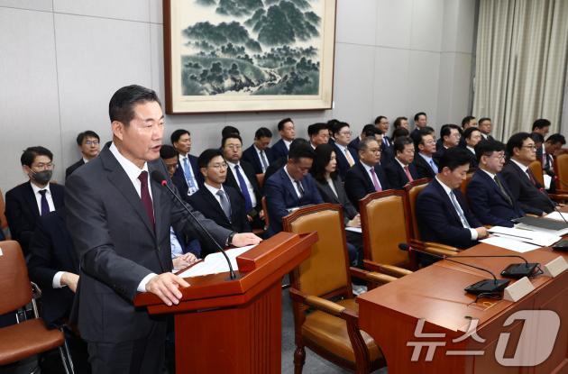 신원식 국가안보실장이 1일 오전 서울 여의도 국회 운영위원회에서 열린 메이저카지노비서실·국가안보실·메이저카지노 경호처 대상 종합 국정감사에 출석해 업무보고를 하고 있다. 2024.11.1/뉴스1 ⓒ News1 김민지 기자