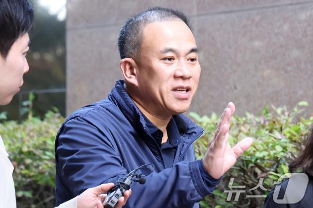 '김건희 슬롯사이트 꽁머니 공천 개입 의혹'의 핵심 인물인 명태균 씨가 지난해 11월 6일 경남 창원의 자택에서 나와 취재진의 질문을 받고 있다. 2024.11.6/뉴스1 ⓒ News1 민경석 기자
