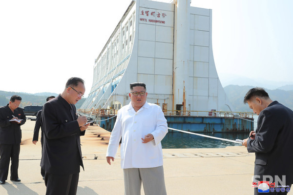 2019년 10월 온라인카지노관광지구 현지지도에 나선 김정은 총비서(사진=조선의 오늘)