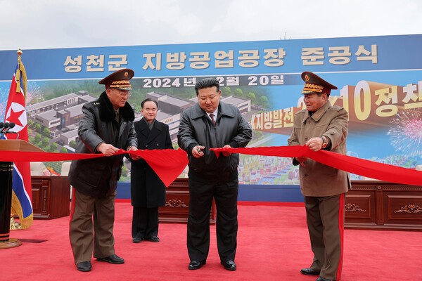 북한 김정은 총비서가 평안남도 성천군 우리카지노추천 준공식에 참석했다.(사진=노동신문/뉴스1)