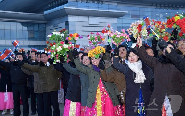 2024년 국제역도연맹 우리카지노추천 우승하고 귀국하는 북한 선수들을 주민들이 환영하고 있다.(사진=노동신문/뉴스1)