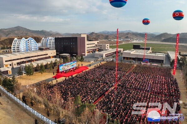 김정은 총비서가 참석한 가운데 20일 진행된 성천군 지방공업토토 사이트 바카라 준공식(사진=내나라)