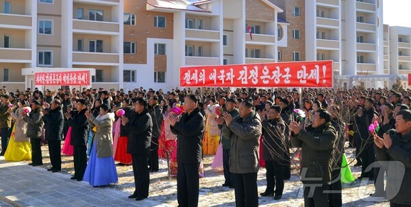 토토 카지노 함경북도 경성군의 염분진해안공원지구 새 살림집 입사모임(사진=노동신문/뉴스1)