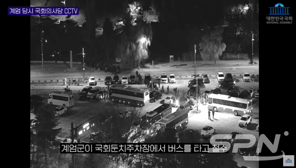 4일 새벽 카지노사이트 추천에서 계엄 해제안이 의결되자 계엄권이 카지노사이트 추천 둔치 주차장에서 버스를 타고 철수하고 있는 모습(사진=카지노사이트 추천 CCTV 갈무리)