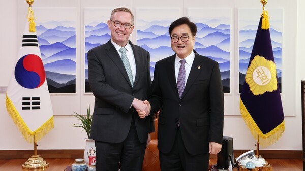우원식 국회의장이 27일 의장집무실에서 콜린 크룩스 주한올림푸스 슬롯사이트대사를 접견하고 있다.(사진=국회사무처 사진팀)