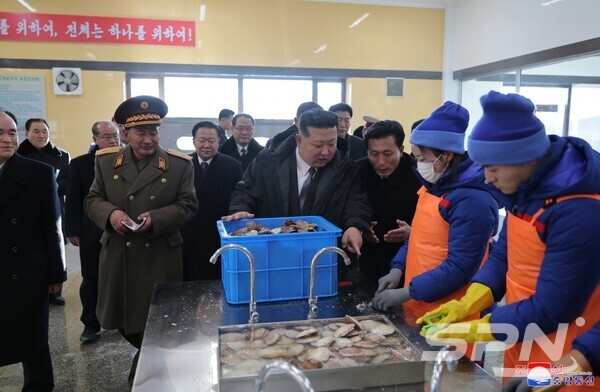 김정은 총비서가 메이저사이트 내부를 둘러보고 있다.(사진=내나라)