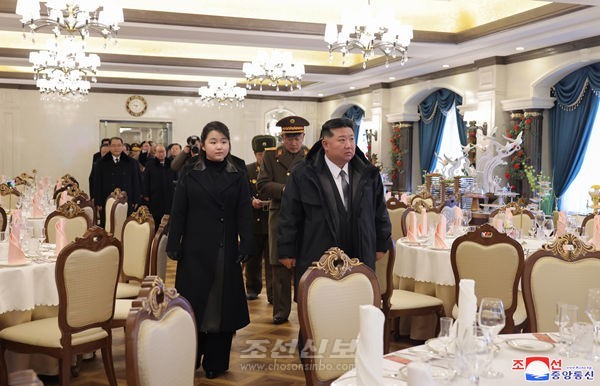 에볼루션 바카라 김정은 총비서가 딸 '김주애'와 함께 갈마해안관광지구 시설을 둘러보고 있다.(사진=조선신보)