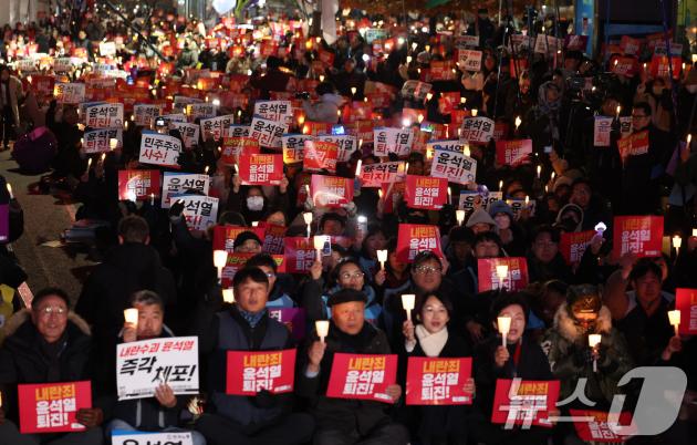 6일 오후 서울 여의도 국회의사당 앞에서 열린 윤석열 토토 카지노의 퇴진 촉구 집회에서 시민들이 손피켓을 들고 정권 퇴진을 촉구하고 있다. 2024.12.6/뉴스1 ⓒ News1 이동해 기자