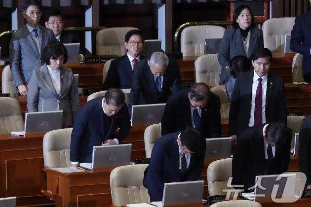 김문수 고용노동부장관이 11일 오후 서울 여의도 국회에서 열린 제419회국회(임시회) 제1차 본회의 윤석열 대통령 위헌적 비상계엄 선포 내란행위 관련 긴급현안질문에서 계엄 사태와 관련해 카지노 게임 사이트위원들이 자리에서 일어나 국민들에게 허리숙여 사과하고 있는 가운데 자리를 지키고 있다. 2024.12.11/뉴스1 ⓒ News1 이광호 기자