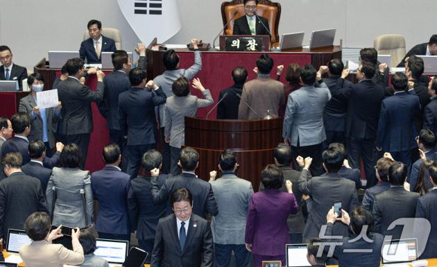 이재명 더불어민주당 대표가 27일 오후 서울 여의도 국회에서 열린 제420회국회(임시회) 제2차 본회의에서 한덕수 대통령 권한토토 카지노 국무총리 탄핵소추안 투표를 마치고 자리로 향하고 있다. 2024.12.27/뉴스1 ⓒ News1 이재명 기자