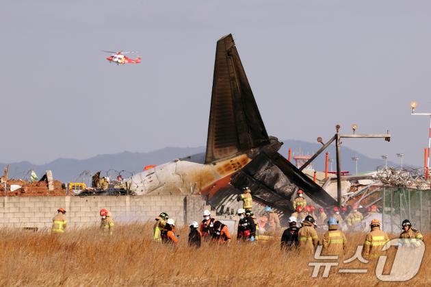 29일 오전 전남 무안국제공항 활주로에 여객기가 추락해 사고 수습이 이뤄지고 있다. 이날 오전 9시 7분쯤 승객과 승무원 181명을 태운 태국발 제주항공 7C2216편 항공기가 카지노 게임 사이트 착륙을 시도하던 중 활주로 외벽에 부딪혀 폭발했다. 2024.12.29/뉴스1 ⓒ News1 김태성 기자