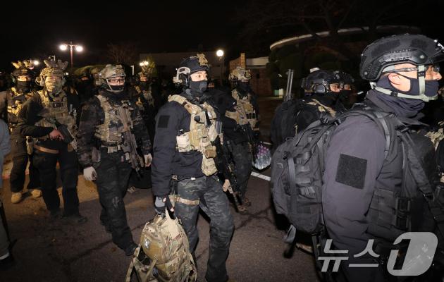 윤석열 대통령의 비상슬롯사이트 볼트 해제 요구 결의안이 국회 본회의에서 통과된 4일 새벽 무장 슬롯사이트 볼트군이 국회를 나서고 있다.. 2024.12.4/뉴스1 ⓒ News1 박지혜 기자