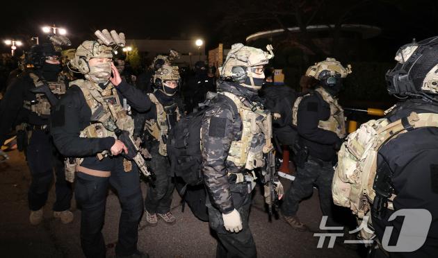 윤석열 대통령의 비상계엄 해제 요구 결의안이 국회 본회의에서 통과된 지난해 12월 4일 새벽 무장 계엄군이 국회를 나서고 있다. 2024.12.4/뉴스1 ⓒ News1 박지혜 기자