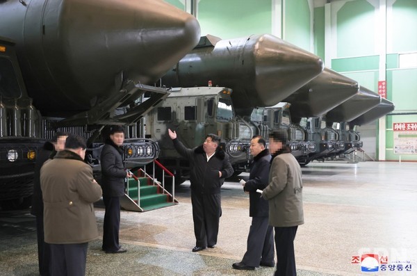 김정은 총비서가 ICBM 발사대 차량 공장을 현지시찰하고 있다.(사진=우리민족끼리)