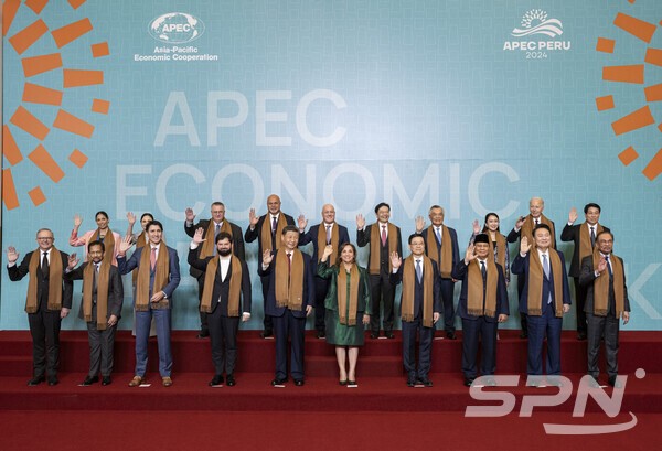 2024 페루 APEC에서 APEC 회원국 대표들이 기념촬영을 하고 있다(사진=2024 페루 APEC)