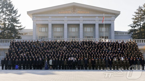 슬롯사이트 네임드카지노 김정은 총비서가 새해를 맞아 노력혁신자와 공로자 등과 기념사진을 쵤영하고 있다.(사진=노동신문/뉴스1)