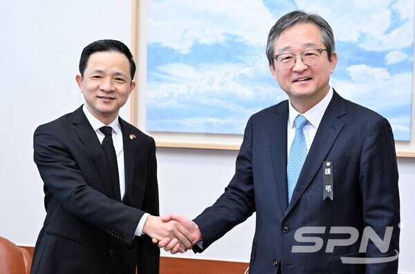 정병원 무료 슬롯 머신 다운 받기부 차관보(오른쪽)와 다이빙 신임 주한중국대사 내정자(사진=무료 슬롯 머신 다운 받기부)