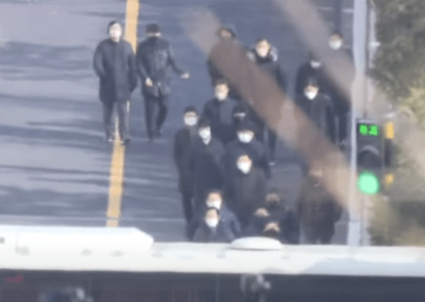 고위공직자범죄수사처가 윤석열 대통령의 체포영장 바카라사이트 추천에 나선 3일 서울 용산구 한남동 대통령 관저 경내에서 공수처 수사관 등이 영장을 바카라사이트 추천하지 못한 채 내려오고 있다.(사진=YTN 화면 갈무리)