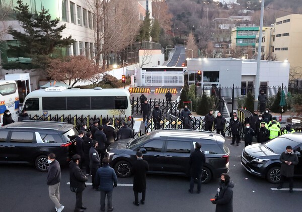 3일 윤석열 대통령에 대한 체포영장이 집행중인 에볼루션 바카라 무료 용산구 한남동 대통령 관저 모습(사진=KBS TV 화면 갈무리)