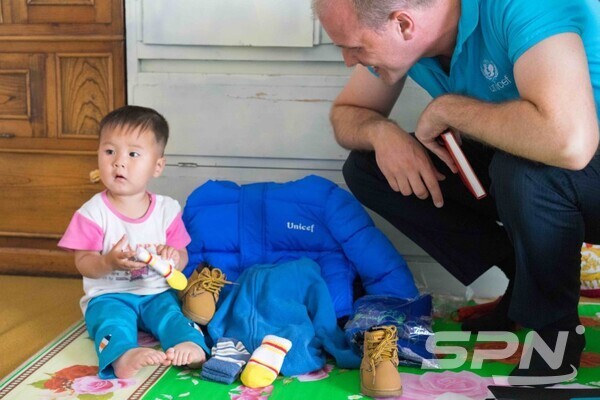 에볼루션 카지노 사이트에서 구호활동을 벌이고 있는 유니세프 직원(자료사진=UNICEF)