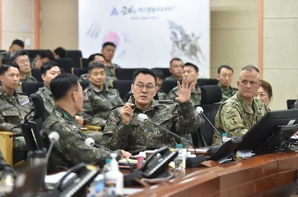 김명수 합참의장이 슬롯에서 고창준 2작전사령관(육군 대장)과 앤드류 주크넬리스 연합후방지역부조정관(美육군소장) 등 한미 주요직위자들에게 24 FS 연습 현황을 보고받고 지도를 하고 있다.(사진=합참 제공)