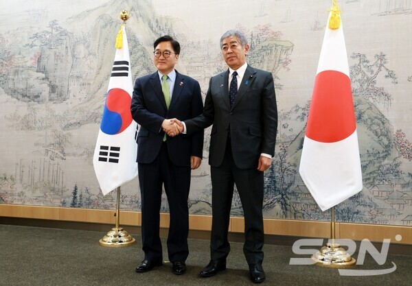 우원식 국회의장과 이와야 다케시 일본 외슬롯사이트사이트(사진=우원식 국회의장 페이스북)