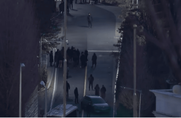공직자범죄수사처(공수처)와 슬롯사이트 추천 특별수사단이 15일 내란 우두머리 혐의를 받는 윤석열 대통령 체포를 위해 2차 저지선을 우회해 관저진입을 시도하고 있다.(KBS TV 화면 갈무리)