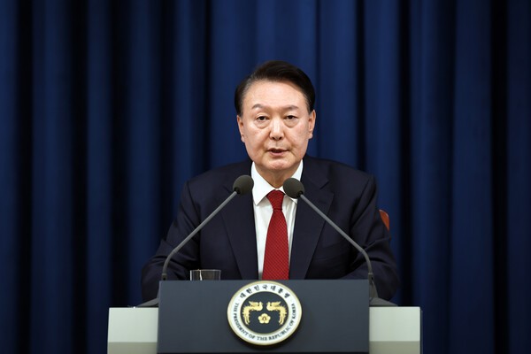 윤석열 해외 바카라 사이트이 2024년 12월 3일 밤 서울 용산 해외 바카라 사이트실 청사에서 비상계엄을 선포하고 있다. (사진=해외 바카라 사이트실 )