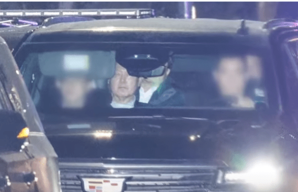 내란 우두머리 혐의로 고위공직자범죄수사처에 체포된 윤석열 해외 바카라 사이트이 15일 오후 경기 과천시 공수처에서 조사를 마치고 서울구치소로 이동하고 있다. (사진=KBS 화면 갈무리)