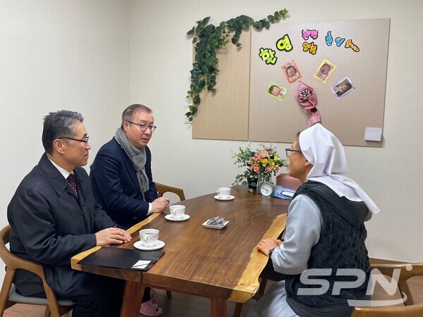 이승신 하나원장이 슬롯 사이트 슬롯사이트을 방문했다.(사진=통일부)