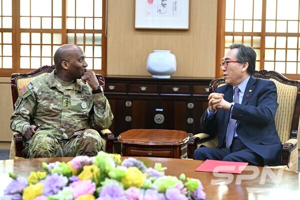 조태열 외교부 장관과 제이비어 브런슨 신임 주바카라 게임 사이트군사령관(사진=외교부)