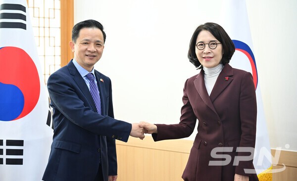 강인선 외교부 2차관과 다이빙 슬롯사이트 추천(사진=외교부)