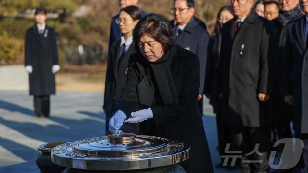 강정애 국가보훈부 장관이 2일 오전 서울 동작구 국립슬롯사이트 볼트카지노메이저에서 이희완 차관 등 직원들과 참배하고 있다. (국가보훈부 제공) 2025.1.2/뉴스1