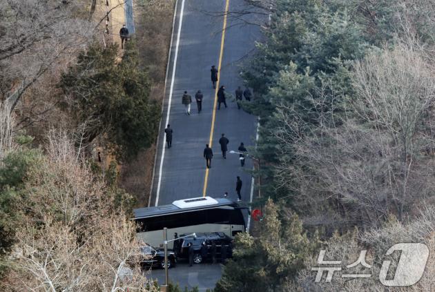 고위공직자범죄수사처가 윤석열 대통령의 체포영장 집행에 나선 3일 서울 용산구 한남동 대통령 바카라 가상 머니 사이트로 관계자들이 올라가고 있다. 2025.1.3/뉴스1 ⓒ News1 송원영 기자