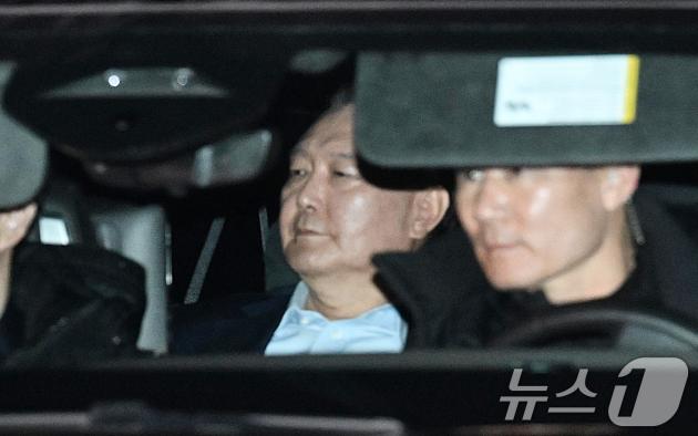 내란 우두머리 혐의로 체포된 윤석열 대통령이 15일 오후 경기 과천 고위공직자범죄수사처(공수처)에서 조사를 마치고 차량으로 바카라 에볼루션구치소로 이동하고 있다.(공동취재) 2025.1.15/뉴스1 ⓒ News1 김명섭 기자