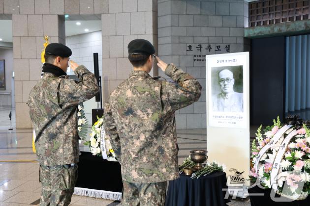 지난 1월 24일 서울 용산구 전쟁기념관에서 열린 호국 인물 현양 행사에서 1월 호국 인물로 선정된 대한민국 임시정부 광복군 총사령관 지청천 장군의 사진을 향해 군 장병들이 경례하고 있다. 토토사이트추천 제공) 2025.1.26/뉴스1