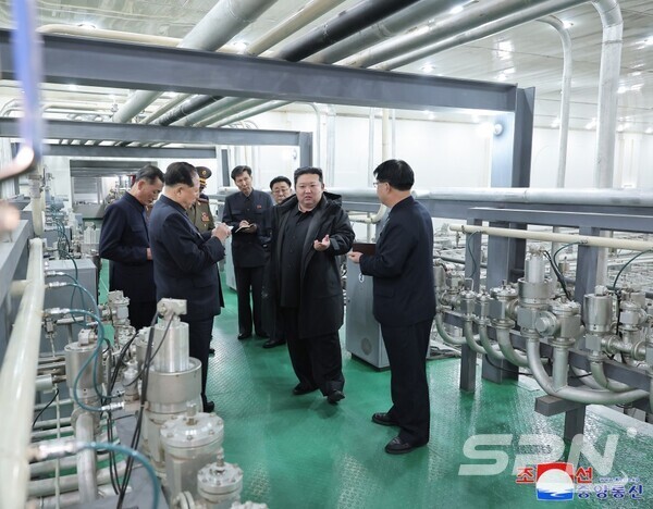 김정은 총비서가 핵물질생산기지와 핵무기연구소를 현지지도하고 있다.(사진=내나라)