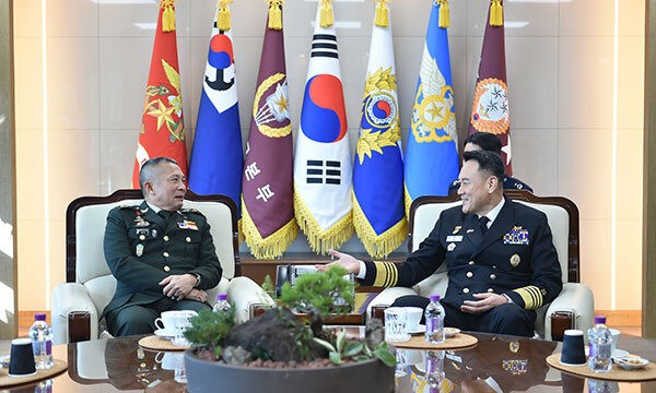 김명수(오른쪽) 합참의장과 쏭윗 눈팍디 카지노 슬롯 머신 총사령관이 한-태 군사협력 증진방안에 대해 논의하고 있다. (합참 제공)