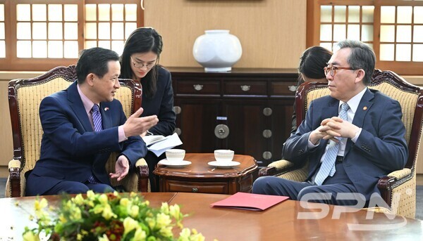조태열 외교부 장관(오른쪽)과 다이빙 주한 중국 사설 바카라(사진=외교부)